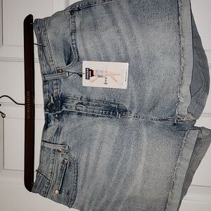 DENIZEN Levi's NWT Women's " Jean mom Shorts Size 17/W33